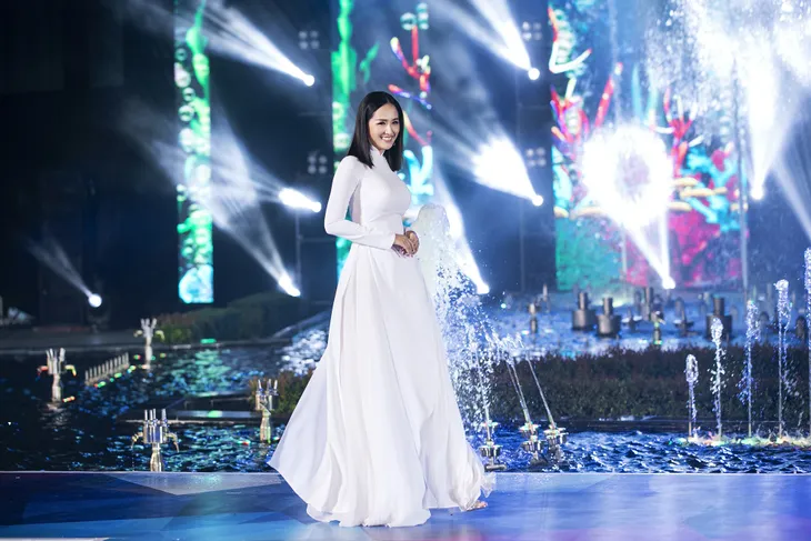Mai Phương Thúy, Đỗ Mỹ Linh, Tiểu Vy cùng làm vedette trên một sàn diễn - Ảnh 2. Mai Phương Thúy, Đỗ Mỹ Linh, Tiểu Vy cùng làm vedette trên một sàn diễn - Ảnh 2.