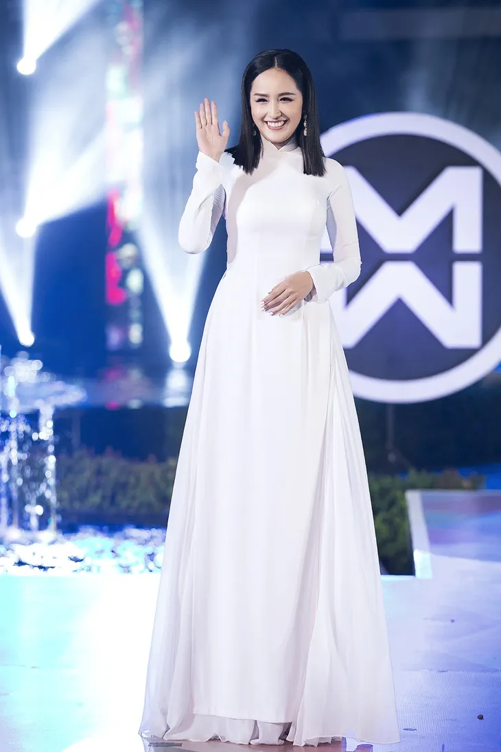 Mai Phương Thúy, Đỗ Mỹ Linh, Tiểu Vy cùng làm vedette trên một sàn diễn - Ảnh 3. Mai Phương Thúy, Đỗ Mỹ Linh, Tiểu Vy cùng làm vedette trên một sàn diễn - Ảnh 3.