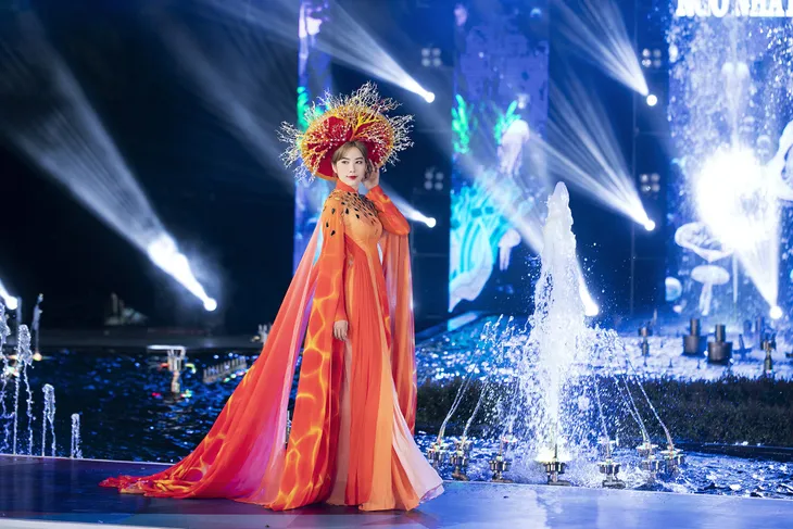 Mai Phương Thúy, Đỗ Mỹ Linh, Tiểu Vy cùng làm vedette trên một sàn diễn - Ảnh 12. Mai Phương Thúy, Đỗ Mỹ Linh, Tiểu Vy cùng làm vedette trên một sàn diễn - Ảnh 12.