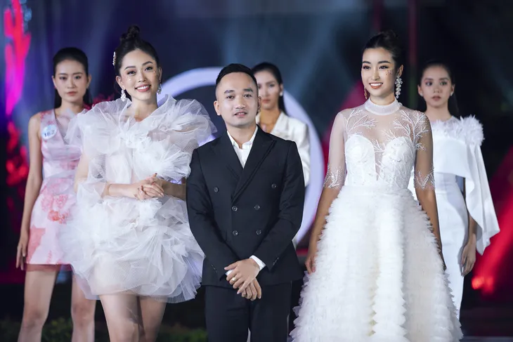 Mai Phương Thúy, Đỗ Mỹ Linh, Tiểu Vy cùng làm vedette trên một sàn diễn - Ảnh 13. Mai Phương Thúy, Đỗ Mỹ Linh, Tiểu Vy cùng làm vedette trên một sàn diễn - Ảnh 13.
