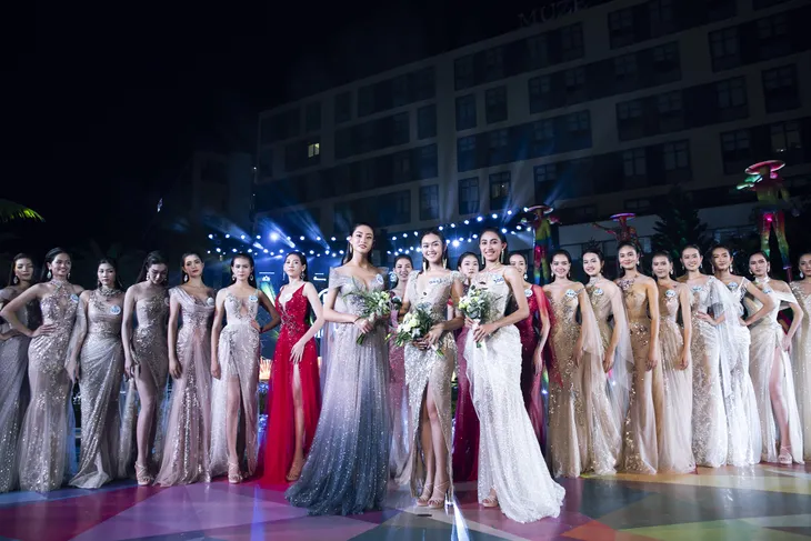 Mai Phương Thúy, Đỗ Mỹ Linh, Tiểu Vy cùng làm vedette trên một sàn diễn - Ảnh 11. Mai Phương Thúy, Đỗ Mỹ Linh, Tiểu Vy cùng làm vedette trên một sàn diễn - Ảnh 11.