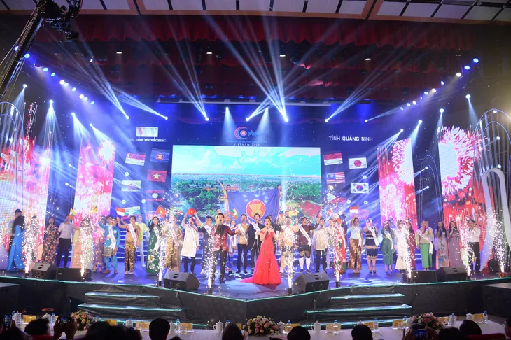 Thí sinh Malaysia giành ngôi quán quân cuộc thi Tiếng hát ASEAN+3 năm 2019 - Ảnh 3. Thí sinh Malaysia giành ngôi quán quân cuộc thi Tiếng hát ASEAN+3 năm 2019 - Ảnh 3.