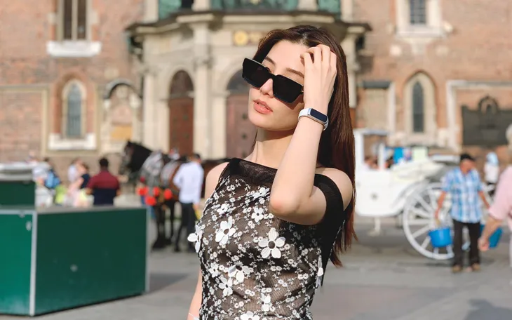 Diễm My 9X khoe vẻ xinh đẹp, điệu đà trong chuyến đi Ba Lan - Ảnh 1. Diễm My 9X khoe vẻ xinh đẹp, điệu đà trong chuyến đi Ba Lan - Ảnh 1.