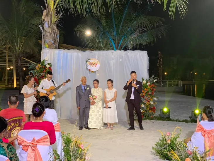 Điều ước thứ 7: Nữ sinh bị bố bỏ rơi tổ chức đám cưới cho ông bà ngoại - Ảnh 1. Điều ước thứ 7: Nữ sinh bị bố bỏ rơi tổ chức đám cưới cho ông bà ngoại - Ảnh 1.