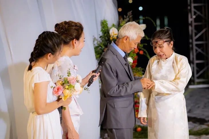 Điều ước thứ 7: Nữ sinh bị bố bỏ rơi tổ chức đám cưới cho ông bà ngoại - Ảnh 3. Điều ước thứ 7: Nữ sinh bị bố bỏ rơi tổ chức đám cưới cho ông bà ngoại - Ảnh 3.