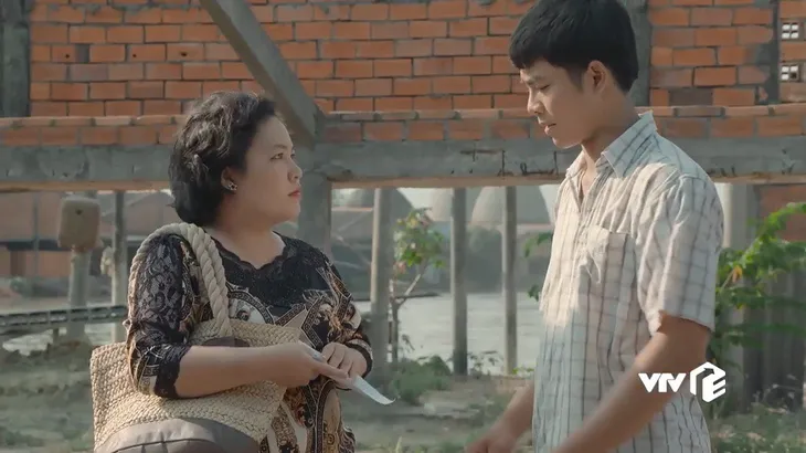 Bán chồng - Tập 3: Nương (Oanh Kiều) bị tung ảnh nóng như rải tờ rơi - Ảnh 2. Bán chồng - Tập 3: Nương (Oanh Kiều) bị tung ảnh nóng như rải tờ rơi - Ảnh 2.