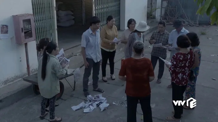 Bán chồng - Tập 3: Nương (Oanh Kiều) bị tung ảnh nóng như rải tờ rơi - Ảnh 4. Bán chồng - Tập 3: Nương (Oanh Kiều) bị tung ảnh nóng như rải tờ rơi - Ảnh 4.