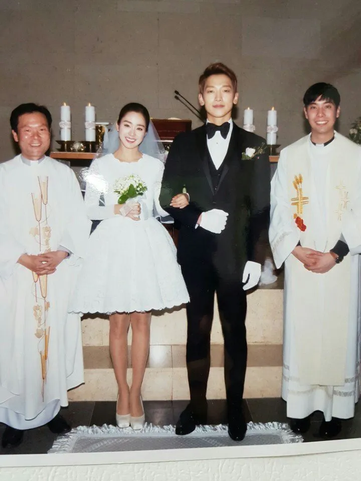 Hình cưới hiếm của Bi Rain - Kim Tae Hee được tiết lộ - Ảnh 1. Hình cưới hiếm của Bi Rain - Kim Tae Hee được tiết lộ - Ảnh 1.