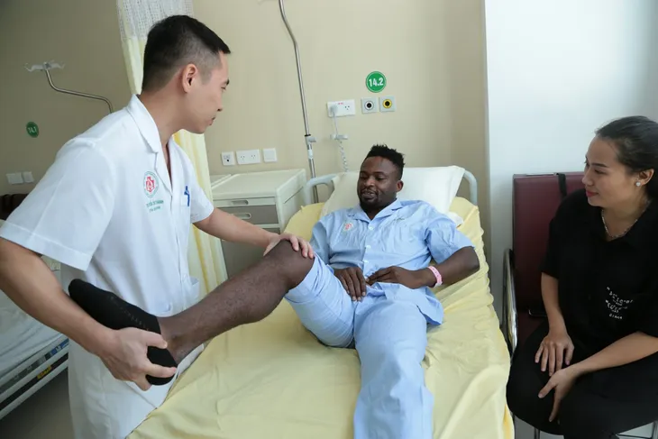 Phẫu thuật nội soi dây chằng chéo cho cầu thủ Oseni của CLB Hà Nội - Ảnh 1. Phẫu thuật nội soi dây chằng chéo cho cầu thủ Oseni của CLB Hà Nội - Ảnh 1.