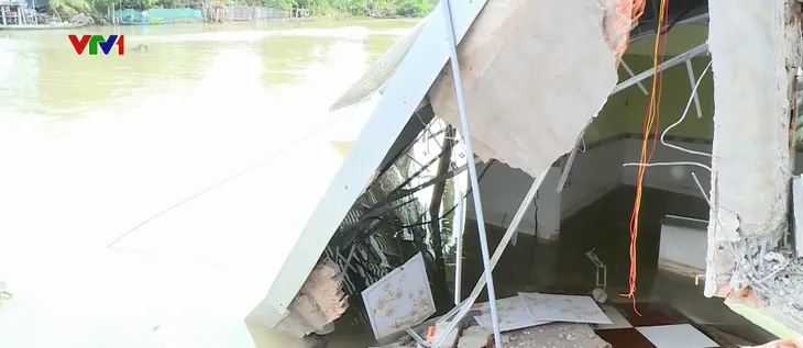 Sạt lở bờ sông Cái Sắn làm sụp 2 căn nhà - Ảnh 1. Sạt lở bờ sông Cái Sắn làm sụp 2 căn nhà - Ảnh 1.