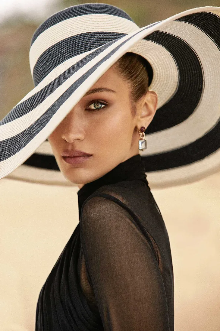 Bella Hadid vừa kiêu sa vừa nghịch ngợm - Ảnh 1.