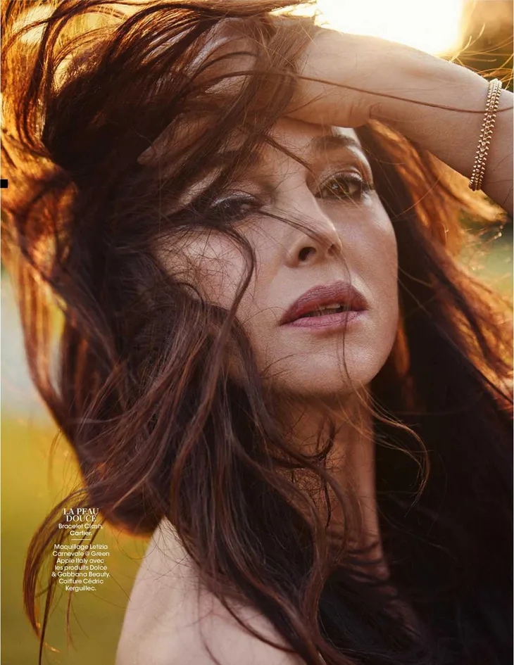 54 tuổi, Monica Bellucci vẫn khiến cánh mày râu điêu đứng - Ảnh 10. 54 tuổi, Monica Bellucci vẫn khiến cánh mày râu điêu đứng - Ảnh 10.