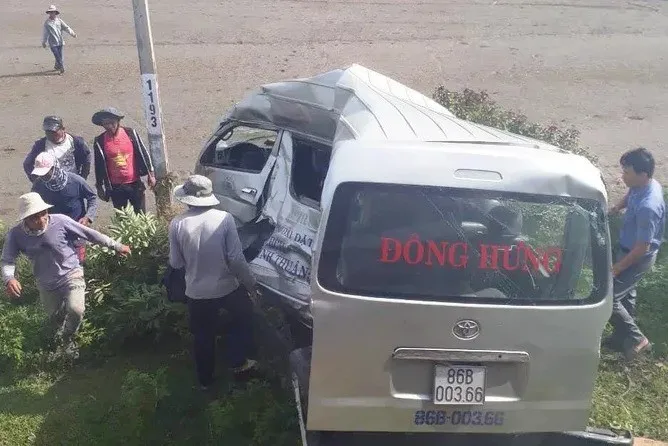 Tàu hỏa đâm văng ô tô 16 chỗ: Do lái xe ô tô không chú ý quan sát - Ảnh 1. Tàu hỏa đâm văng ô tô 16 chỗ: Do lái xe ô tô không chú ý quan sát - Ảnh 1.