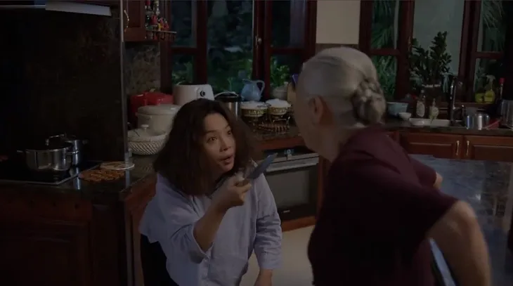 Mê cung - Tập 22: Vợ điên của Đồng Vĩnh cầm dao truy sát mẹ chồng, nữ giúp việc bỏ mạng - Ảnh 1. Mê cung - Tập 22: Vợ điên của Đồng Vĩnh cầm dao truy sát mẹ chồng, nữ giúp việc bỏ mạng - Ảnh 1.