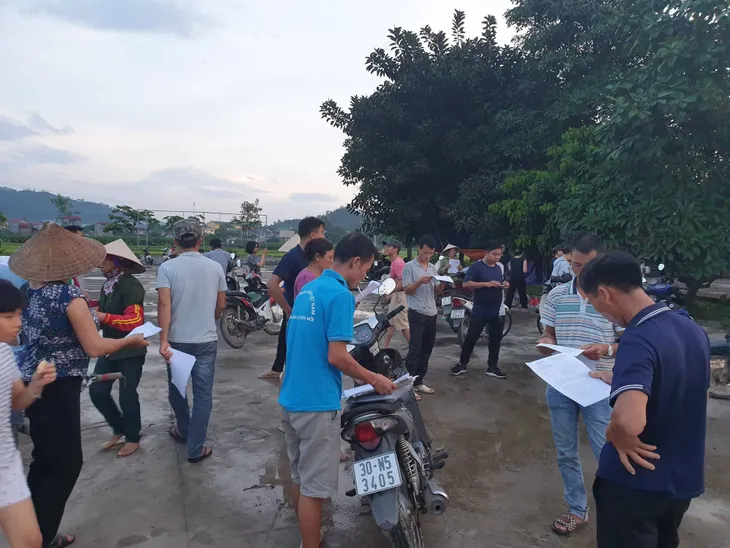 Người dân gần bãi rác Nam Sơn dỡ lều bạt, mở đường cho xe rác vào - Ảnh 1. Người dân gần bãi rác Nam Sơn dỡ lều bạt, mở đường cho xe rác vào - Ảnh 1.