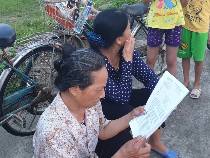 Người dân gần bãi rác Nam Sơn dỡ lều bạt, mở đường cho xe rác vào - Ảnh 2. Người dân gần bãi rác Nam Sơn dỡ lều bạt, mở đường cho xe rác vào - Ảnh 2.
