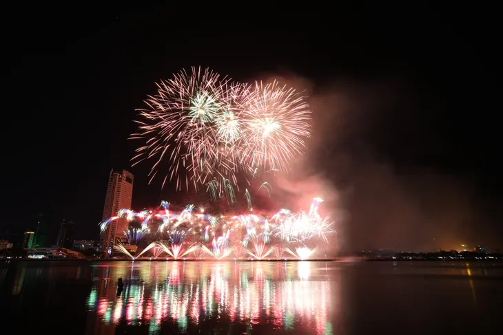 Tân binh Phần Lan giành ngôi vương Lễ hội pháo hoa quốc tế Đà Nẵng 2019 - Ảnh 3. Tân binh Phần Lan giành ngôi vương Lễ hội pháo hoa quốc tế Đà Nẵng 2019 - Ảnh 3.