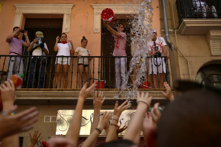Lễ hội đua cùng bò tót San Fermin ở Tây Ban Nha - Ảnh 4.