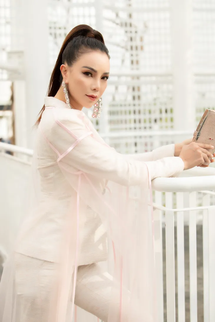 Trà Ngọc Hằng diện set phụ kiện trăm triệu đi xem thời trang - Ảnh 7. Trà Ngọc Hằng diện set phụ kiện trăm triệu đi xem thời trang - Ảnh 7.