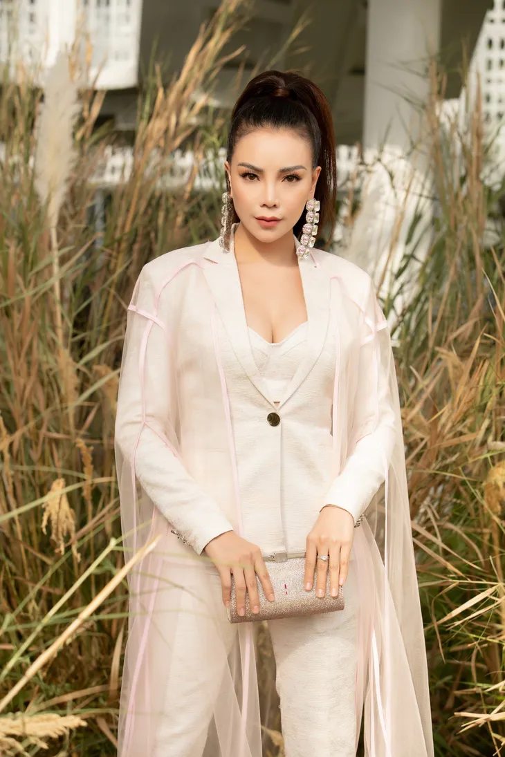 Trà Ngọc Hằng diện set phụ kiện trăm triệu đi xem thời trang - Ảnh 5. Trà Ngọc Hằng diện set phụ kiện trăm triệu đi xem thời trang - Ảnh 5.