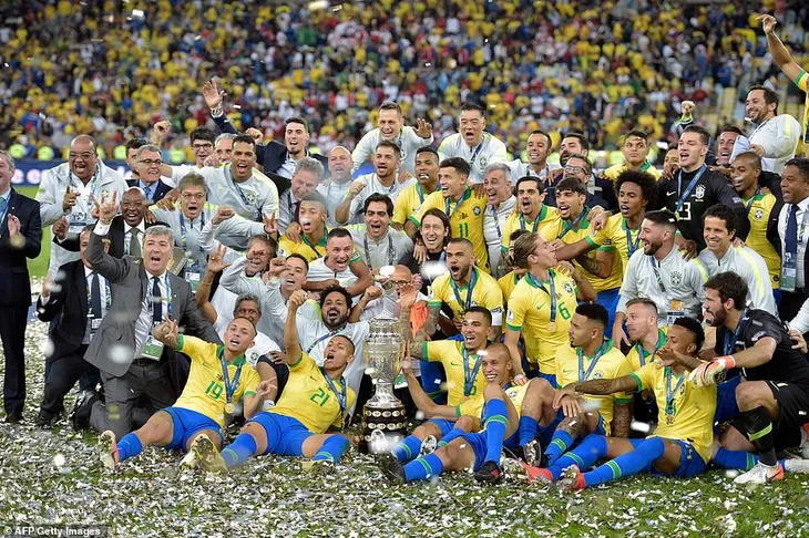 ẢNH: Jesus nhận thẻ đỏ, Brazil vẫn vô địch Copa America sau 12 năm chờ đợi - Ảnh 19. ẢNH: Jesus nhận thẻ đỏ, Brazil vẫn vô địch Copa America sau 12 năm chờ đợi - Ảnh 19.