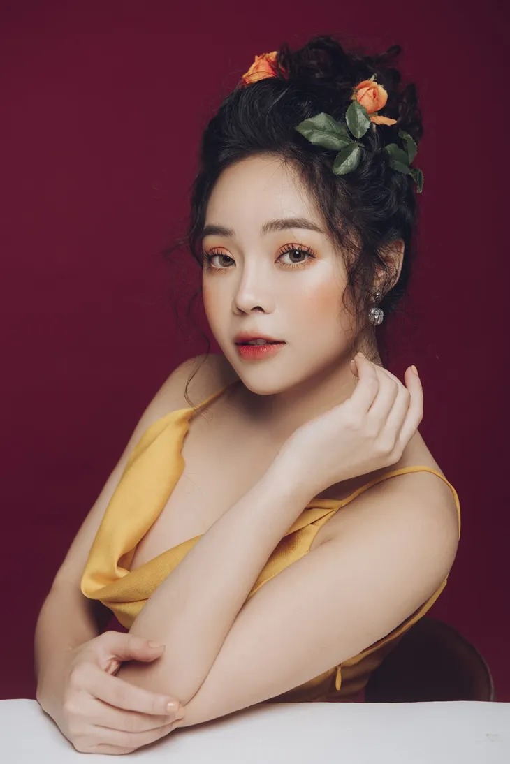Sao mai Mai Diệu Ly khoe nhan sắc ngọt ngào như đóa hồng - Ảnh 4. Sao mai Mai Diệu Ly khoe nhan sắc ngọt ngào như đóa hồng - Ảnh 4.