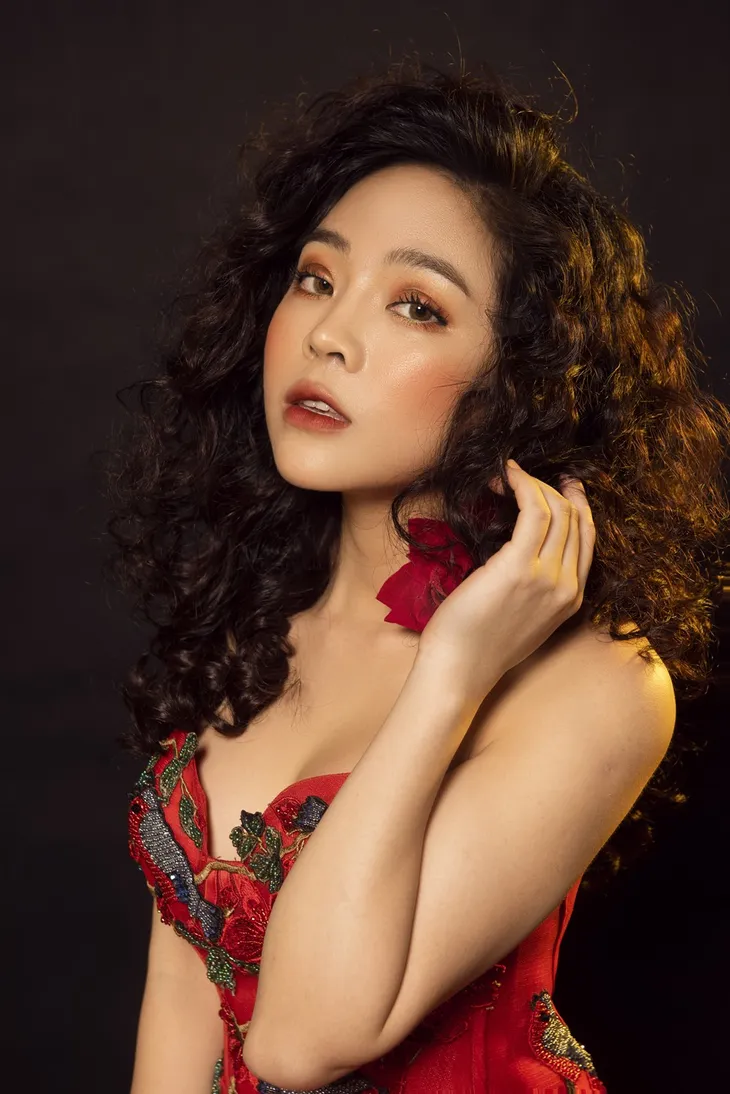 Sao mai Mai Diệu Ly khoe nhan sắc ngọt ngào như đóa hồng - Ảnh 8. Sao mai Mai Diệu Ly khoe nhan sắc ngọt ngào như đóa hồng - Ảnh 8.
