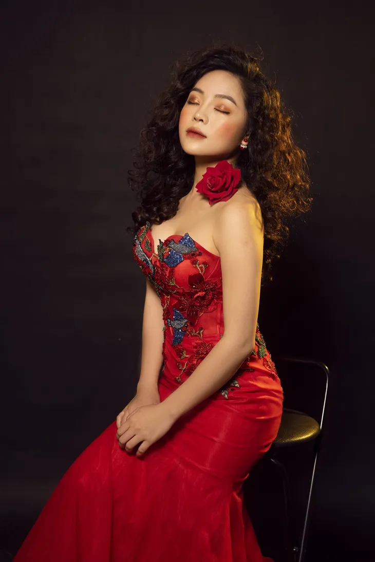 Sao mai Mai Diệu Ly khoe nhan sắc ngọt ngào như đóa hồng - Ảnh 7. Sao mai Mai Diệu Ly khoe nhan sắc ngọt ngào như đóa hồng - Ảnh 7.