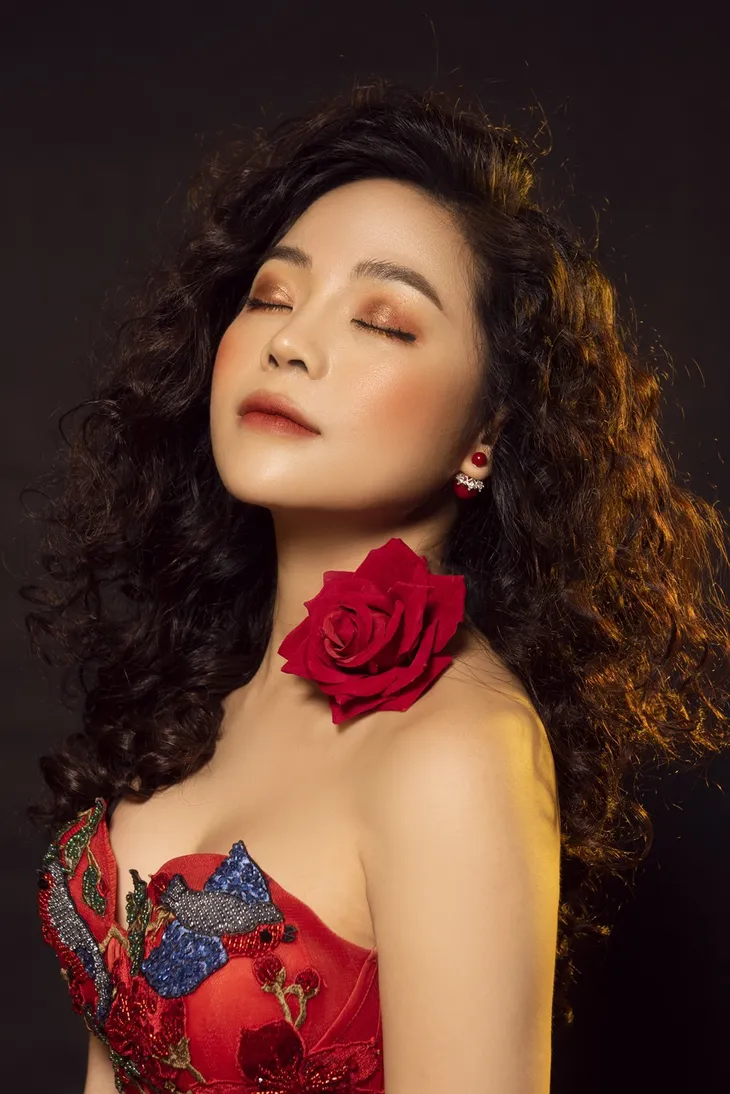 Sao mai Mai Diệu Ly khoe nhan sắc ngọt ngào như đóa hồng - Ảnh 6. Sao mai Mai Diệu Ly khoe nhan sắc ngọt ngào như đóa hồng - Ảnh 6.