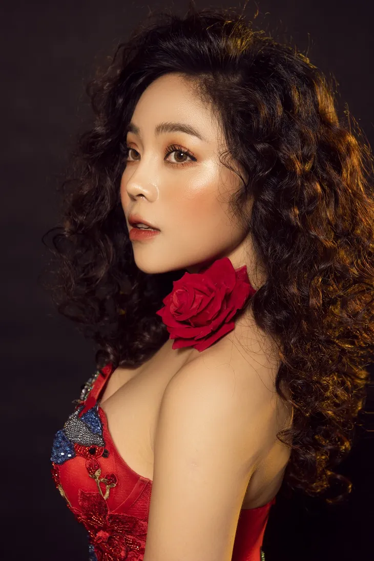 Sao mai Mai Diệu Ly khoe nhan sắc ngọt ngào như đóa hồng - Ảnh 5. Sao mai Mai Diệu Ly khoe nhan sắc ngọt ngào như đóa hồng - Ảnh 5.