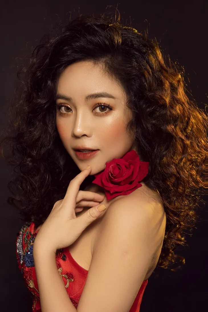 Sao mai Mai Diệu Ly khoe nhan sắc ngọt ngào như đóa hồng - Ảnh 2. Sao mai Mai Diệu Ly khoe nhan sắc ngọt ngào như đóa hồng - Ảnh 2.