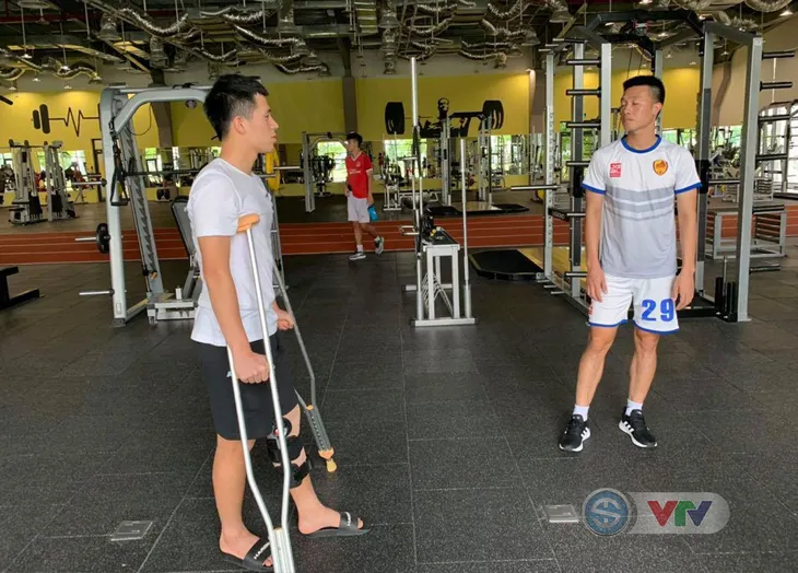 Đình Trọng bắt đầu quá trình hồi phục chấn thương đầu gối - Ảnh 2. Đình Trọng bắt đầu quá trình hồi phục chấn thương đầu gối - Ảnh 2.