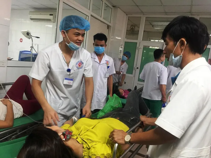 Lật xe chở công nhân trên đường đi làm ở Nghệ An: 21 người bị thương - Ảnh 2. Lật xe chở công nhân trên đường đi làm ở Nghệ An: 21 người bị thương - Ảnh 2.