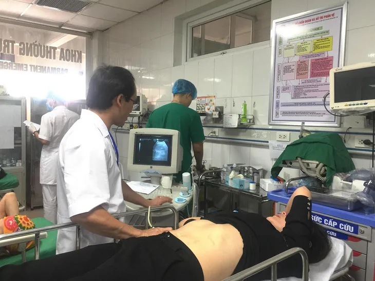 Lật xe chở công nhân trên đường đi làm ở Nghệ An: 21 người bị thương - Ảnh 4. Lật xe chở công nhân trên đường đi làm ở Nghệ An: 21 người bị thương - Ảnh 4.