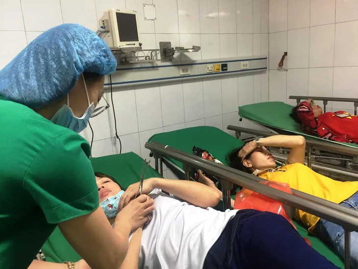Lật xe chở công nhân trên đường đi làm ở Nghệ An: 21 người bị thương - Ảnh 3. Lật xe chở công nhân trên đường đi làm ở Nghệ An: 21 người bị thương - Ảnh 3.