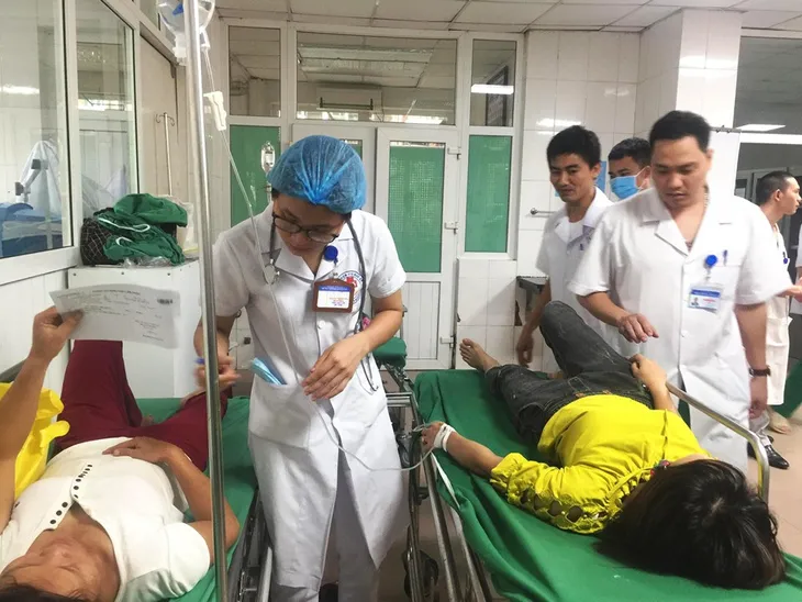 Lật xe chở công nhân trên đường đi làm ở Nghệ An: 21 người bị thương - Ảnh 1. Lật xe chở công nhân trên đường đi làm ở Nghệ An: 21 người bị thương - Ảnh 1.