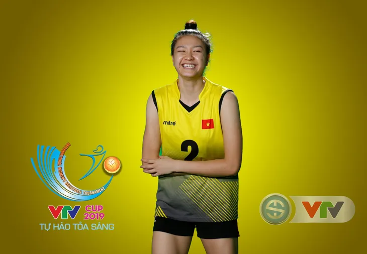 VTV Cup Tôn Hoa Sen 2019: Các cô gái ĐT Việt Nam và CLB NEC Nhật Bản ngộ nghĩnh trong buổi chụp hình - Ảnh 1.