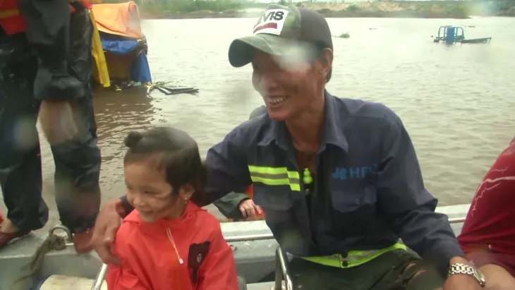 Bộ Tư lệnh vùng 5 Hải quân hỗ trợ người dân trong mưa lũ - Ảnh 6. Bộ Tư lệnh vùng 5 Hải quân hỗ trợ người dân trong mưa lũ - Ảnh 6.