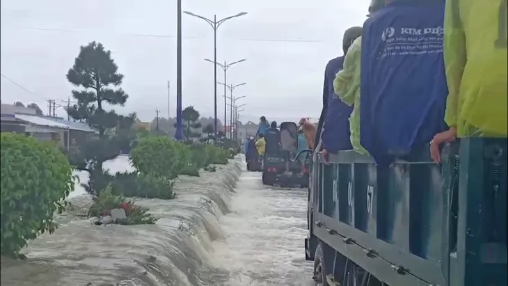Phú Quốc, Kiên Giang triển khai giải pháp hỗ trợ người dân bị mưa lũ - Ảnh 3. Phú Quốc, Kiên Giang triển khai giải pháp hỗ trợ người dân bị mưa lũ - Ảnh 3.