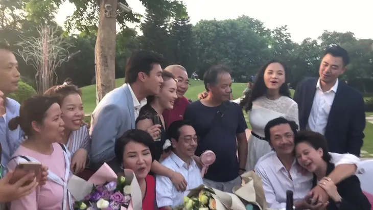 CLIP: Dàn diễn viên Về nhà đi con ngồi bên nhau nghêu ngao hát nhạc phim trong cảnh kết - Ảnh 2. CLIP: Dàn diễn viên Về nhà đi con ngồi bên nhau nghêu ngao hát nhạc phim trong cảnh kết - Ảnh 2.
