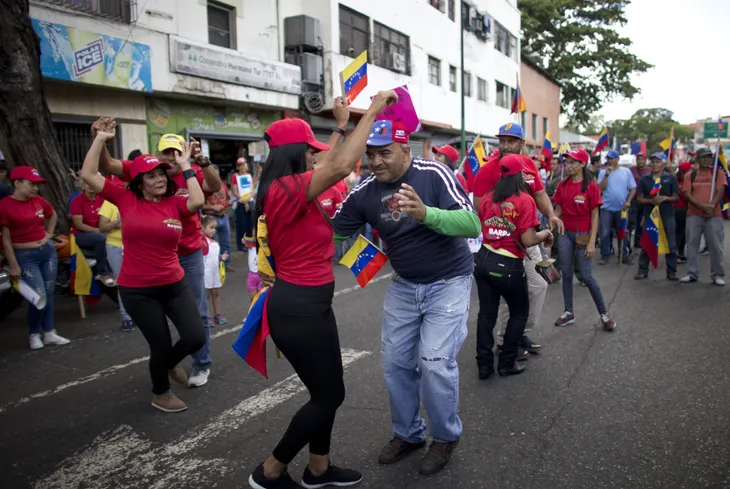 Venezuela thu thập chữ ký phản đối lệnh phong tỏa của Mỹ - Ảnh 1.