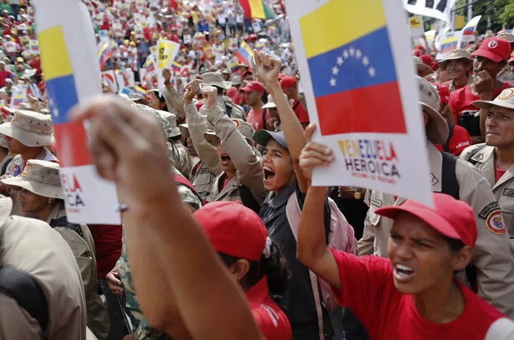 Venezuela thu thập chữ ký phản đối lệnh phong tỏa của Mỹ - Ảnh 2.