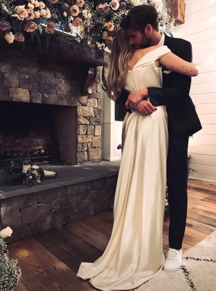 Nhìn lại cuộc tình 10 năm đầy tiếc nuối của Miley Cyrus và Liam Hemsworth - Ảnh 4. Nhìn lại cuộc tình 10 năm đầy tiếc nuối của Miley Cyrus và Liam Hemsworth - Ảnh 4.