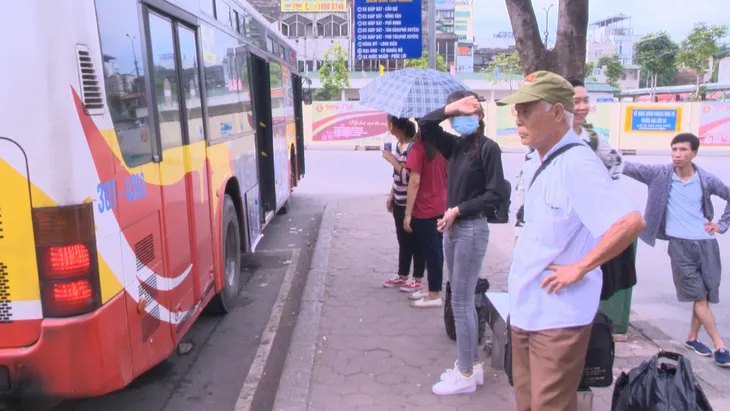 Hà Nội sẽ lắp đặt thêm nhiều nhà chờ xe bus ở khu vực ngoại thành - Ảnh 1. Hà Nội sẽ lắp đặt thêm nhiều nhà chờ xe bus ở khu vực ngoại thành - Ảnh 1.