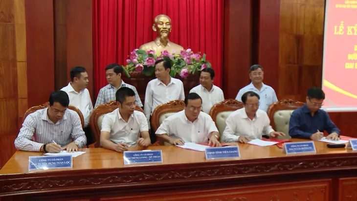 Ký kết phụ lục hợp đồng cao tốc Trung Lương - Mỹ Thuận - Ảnh 1.