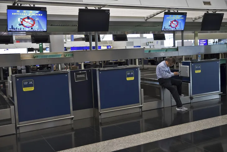 Sân bay quốc tế Hong Kong (Trung Quốc) lại đóng cửa - Ảnh 1. Sân bay quốc tế Hong Kong (Trung Quốc) lại đóng cửa - Ảnh 1.