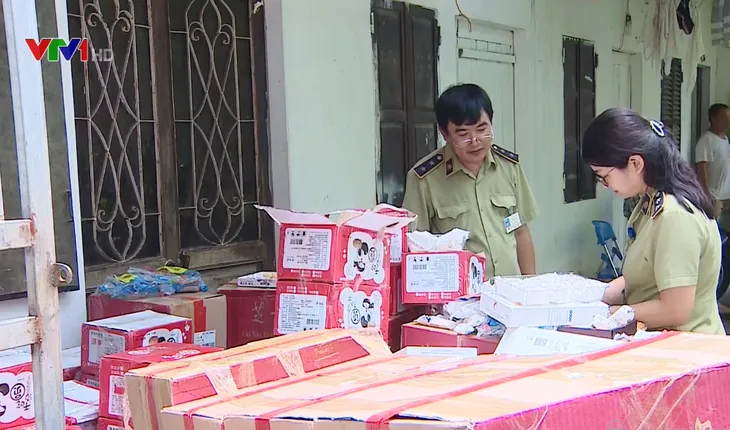 Tạm giữ hàng nghìn sản phẩm bánh kẹo không rõ xuất xứ tại Hà Nội - Ảnh 1. Tạm giữ hàng nghìn sản phẩm bánh kẹo không rõ xuất xứ tại Hà Nội - Ảnh 1.