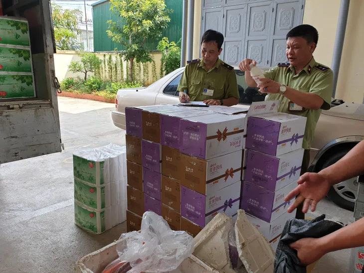 Lạng Sơn: Thu giữ lô hàng thực phẩm nhập lậu từ Trung Quốc - Ảnh 1. Lạng Sơn: Thu giữ lô hàng thực phẩm nhập lậu từ Trung Quốc - Ảnh 1.