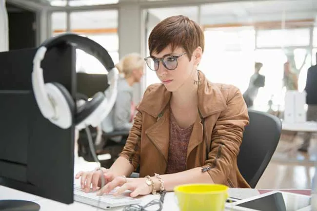 7 mẹo chăm sóc đôi mắt dành cho người đeo kính - Ảnh 3. 7 mẹo chăm sóc đôi mắt dành cho người đeo kính - Ảnh 3.