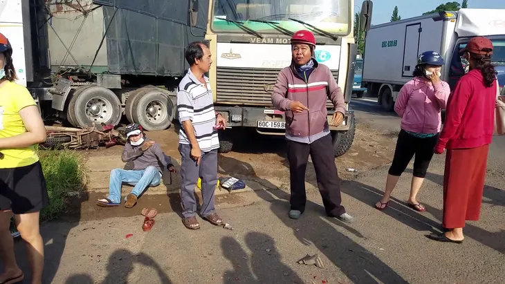 Kinh hoàng xe container “đại náo” quốc lộ 1, nhiều người khiếp vía - Ảnh 4. Kinh hoàng xe container “đại náo” quốc lộ 1, nhiều người khiếp vía - Ảnh 4.